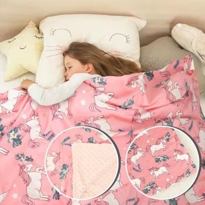 couverture-bebe-polaire-rose-licorne-fillette-endormi