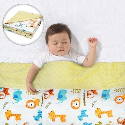 couverture-bebe-polaire-jaune-girafe-bébé-endormi