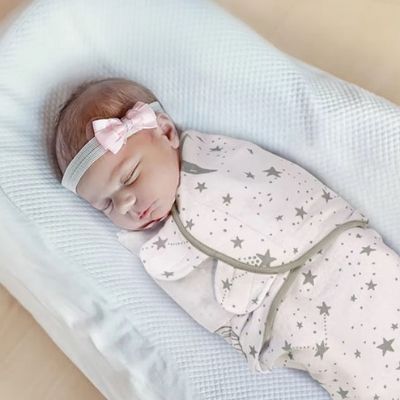 Couverture-d'emmaillotage-motif-étoiles-enveloppant-bébé-bandeau-papillon-rose-matelas-blanc