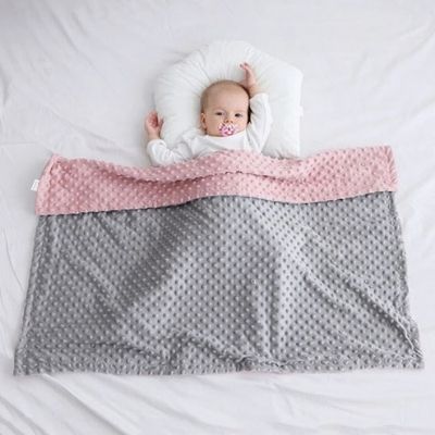 couverture-pour-bébé-grise-rose-couvre-bébé-couché-sur-oreiller-blanc