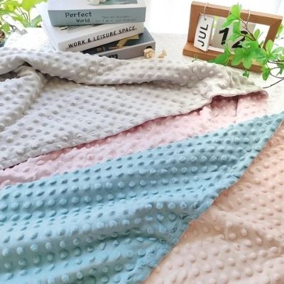 couverture-pour-bebe-nestcalin-bleu-beige-rose-gris-livres-calendrier