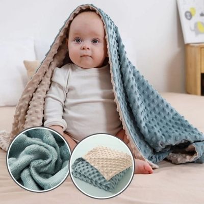 couverture-pour-bebe-bleu-beige-polaire-bébé-assis-sur-lit