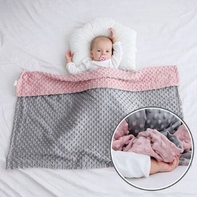 couverture-pour-bebe-rose-gris-tissu-polaire