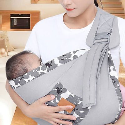 Écharpe de portage gris clair enveloppant bébé dans le bas de maman