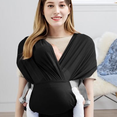 Écharpe de portage ergonomique noir bébé endormi confortablement et maman souriante