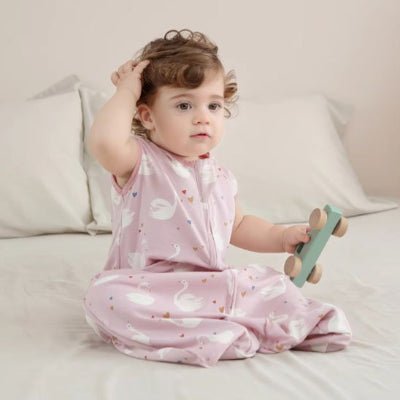 gigoteuse cygones rose confortable bébé fille sur le lit 
