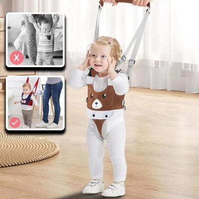 harnais-pour-bebe-brun-motif-ours-fillette-souriante