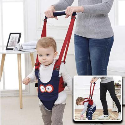 harnais-pour-bebe-bleu-bretelles-rouges-porté-par- un petit-enfant-joue-dans-chambre