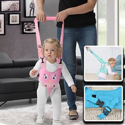 harnais-pour-bebe-fillette-habit-blanc-canapé-noir-tapis-blanc