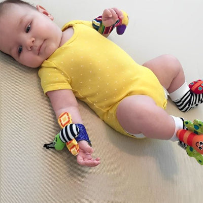 hochet-bébé-couché-tricot-jaune