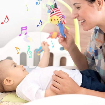 Hochet bébé musical âne rayé rouge et blanc dans la main d'une maman joue avec  bébé couché