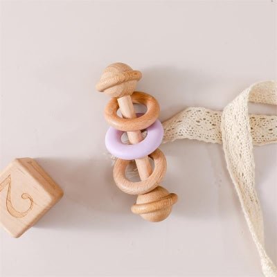Hochet bebe en anneaux en bois et silicone mauve