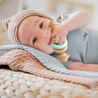Hochet bebe en bois silicone vert bébé souriant 