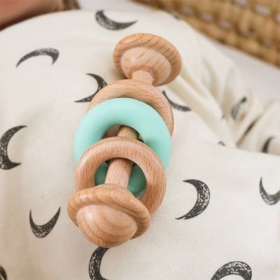 Hochet bebe en silicone vert model avec anneaux en bois
