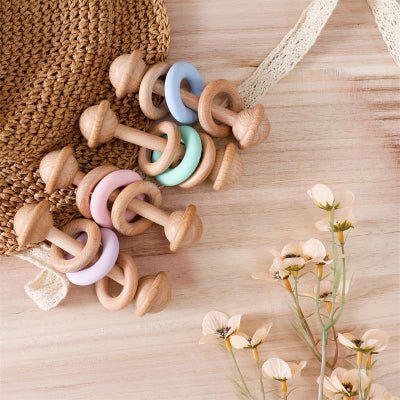 Hochet bebe en anneaux en bois et silicone bleu