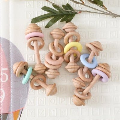 Hochet bebe en anneaux en bois et silicone jaune