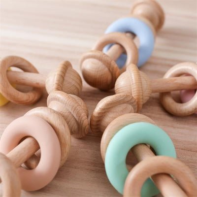 Hochet bebe en anneaux en bois et silicone pêche
