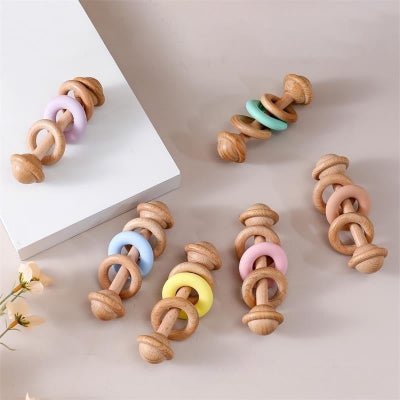 Hochet bebe en anneaux en bois et silicone violet