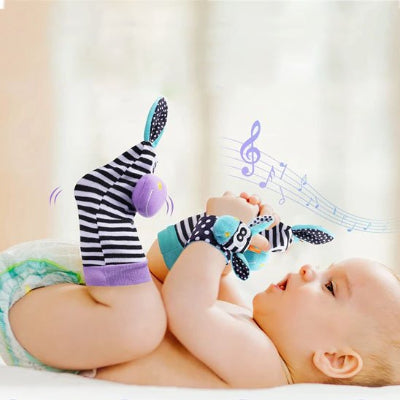 hochet bébé motif animal avec rayure et son musical exploré par un bébé curieux