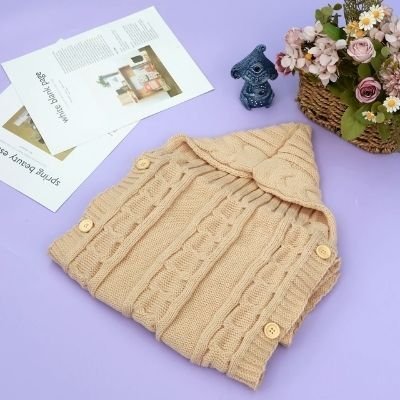 nid-d-ange-beige-tricot-boutons-panier-osier-fleurs