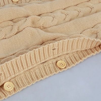 nid-d-ange-beige-tricot-boutons-pratiques