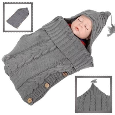 nid-d-ange-gris-tricot-bébé-capuche-boutons-bois