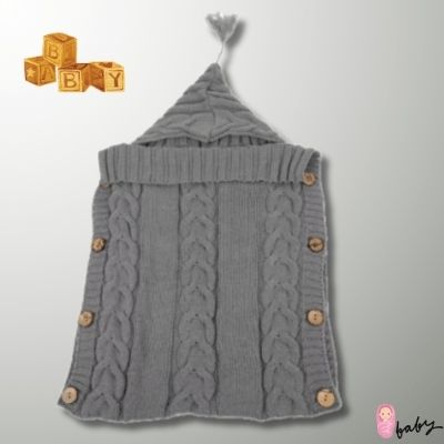 nid-d-ange-gris-tricot-capuche-boutons-bois