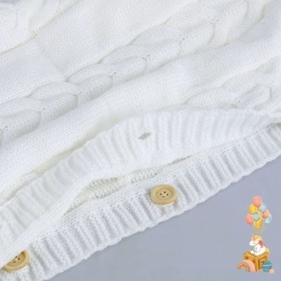 nid-d-ange-blanc-tricot-boutons-bois