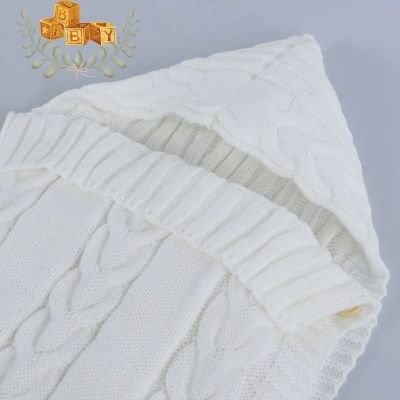 nid-d-ange-blanc-tricot-capuche