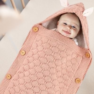 nid-dange-cosy-rose-poudre-bebe-souriant-bouton-bois-oreillette-lapin
