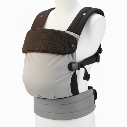 Porte-bébé gris sur mannequin