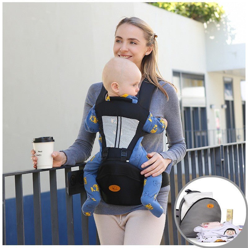porte bebe noir maman porte café dans sa main et bébé en face