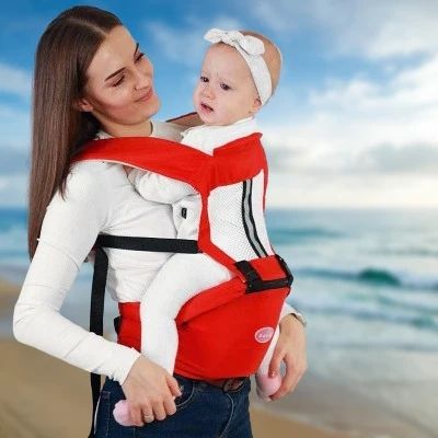 porte-bebe-rouge-securitaire-plage-sourire
