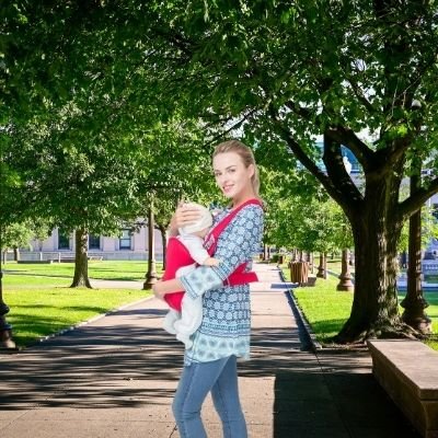porte-bebe-rouge-maman-nouveau-né-sourire-parc
