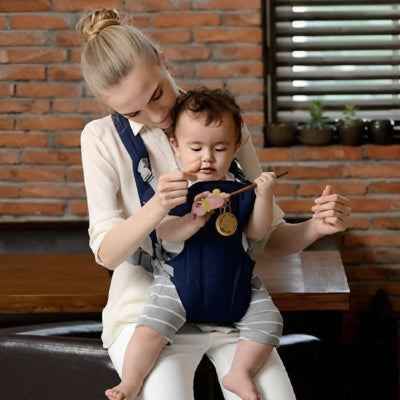 porte-bebe-maman-assise-bébé-dans-porte-bébé-sur-les-genous 