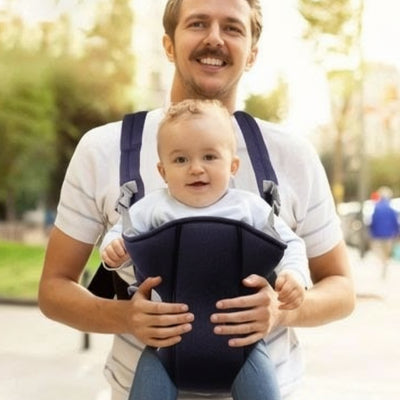 porte-bebe-noir-bretelles-noires-homme-bébé-sourire