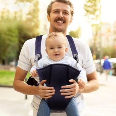 porte-bebe-noir-bretelles-noires-homme-bébé-sourire