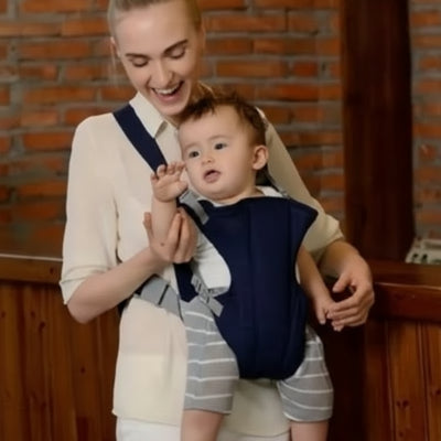 porte-bebe-bleu-maman-souriante-tient-bras-main bébé-dans-porte-bébé