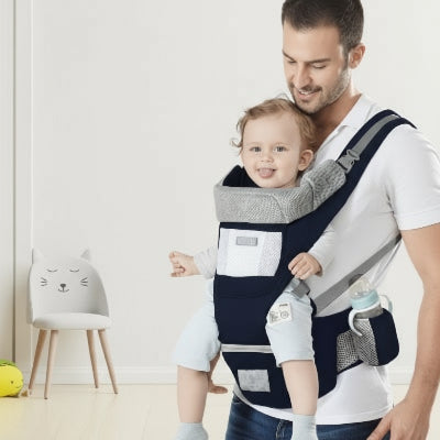 porte-bebe-physiologique-bleu-fonce-Tabouret-bebe-souriant-biberon