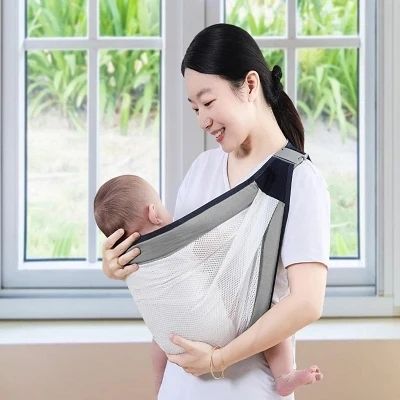 porte-bebe-gris-echarpe-fenetre-sourire