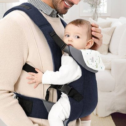 porte bébé noir bébé assis confortable dedans en face de papa dans le 
