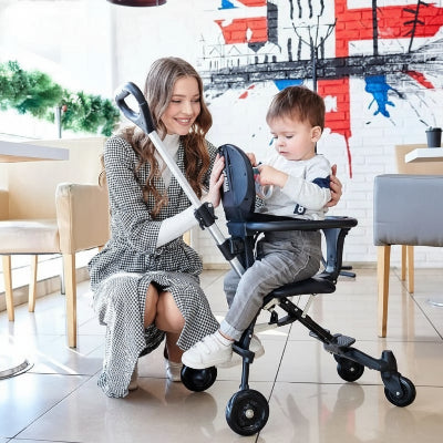 poussette-pliable-travellite-maman-souriante-enfant-assis-dans-une-poussette