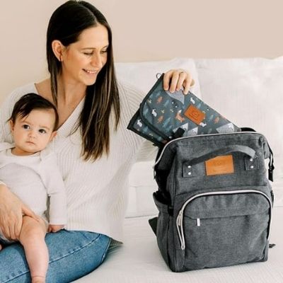 Sac-à-langer-à-dos-gris-matelas-à-langer-motif-animaux-bebe-assis