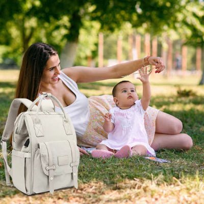 Sac-à-langer-à-dos-parc-maman-joue-avec-bébé