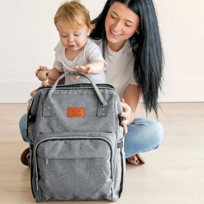 Sac-à-langer-à-dos-devant-bébé-maman-assise