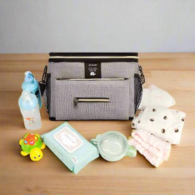 sac-a-langer-gris-couches-biberon-lingettes-jouet