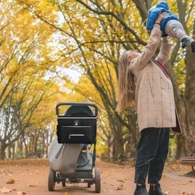 sac-a-langer-noir-attaché-poussette-maman-bebe-parc