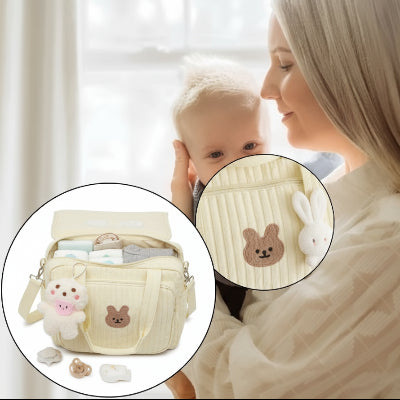 sac à langer compact jaune bébé confortable dans les bras de maman