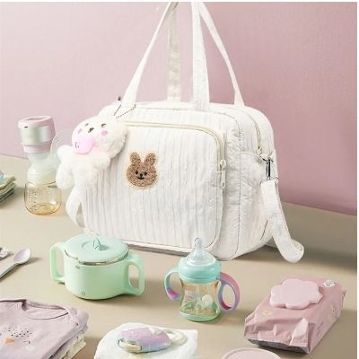 sac-à-langer-blanc-peluche-biberon-lingettes-tire-lait-cuillere