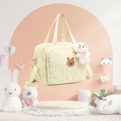 sac-à-langer-jaune-peluche-ours-rose-lapin-blanc-horloge